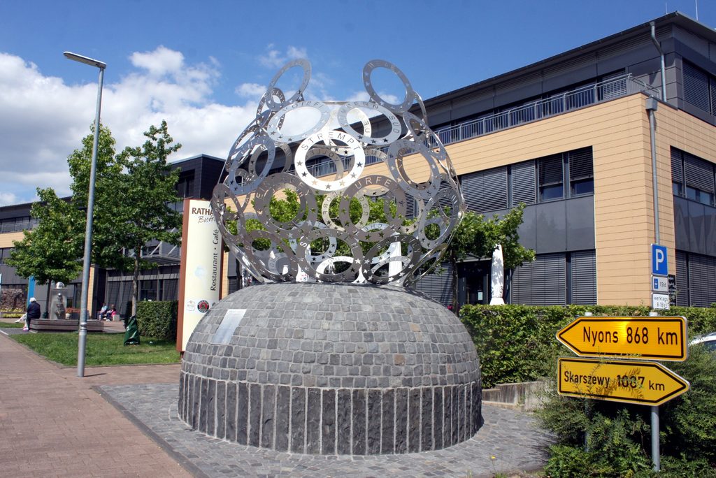 Die Skulptur von Tom Krey vor dem Mechernicher Rathaus könnte Pate für die Ehrengabe des neuen „Ehrenpreises der Stadt Mechernich“ stehen. Bürgermeister Michael Fingel schwebt eine Miniatur des Kunstwerks vor, die künftig an besonders verdiente Bürgerinnen und Bürger überreicht werden könnte. Foto: pp/Agentur ProfiPress