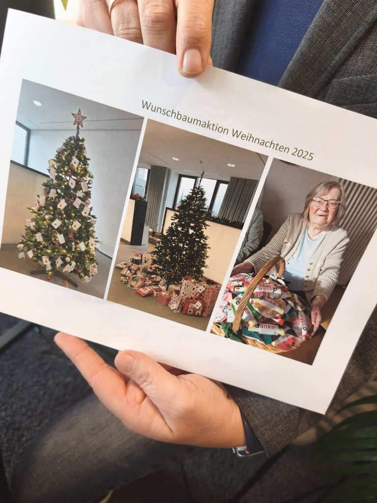 So sah der Baum letztes Jahr in der Kanzlei aus: Unter einer Tanne wurden die liebevoll verpackten Geschenke drapiert. Damit das auch diesmal klappt, werden die Geschenke aus dem Rathaus am Donnerstag, 17. Dezember, von den beiden Einrichtungen abgeholt. Foto: Kerstin Rottland/pp/Agentur ProfiPress
