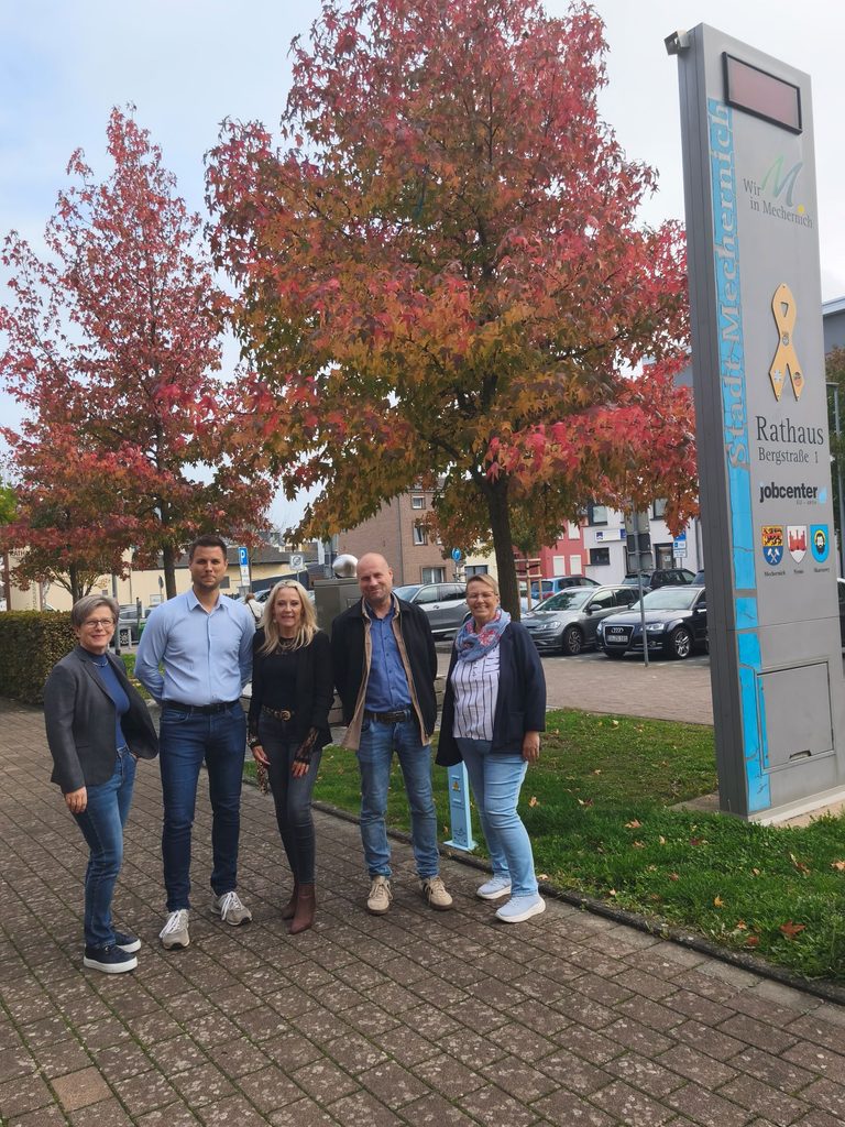 „Dem Christkind unter die Arme greifen“ wollen (v. r.) Silke Münch, Lars Hammer (beide Kreuserstift), die Persönliche Referentin des Bürgermeisters Manuela Holtmeier sowie Bürgermeister Michael Fingel, und Sabine Koch (Barbarahof). Foto: Kerstin Rottland/pp/Agentur ProfiPress