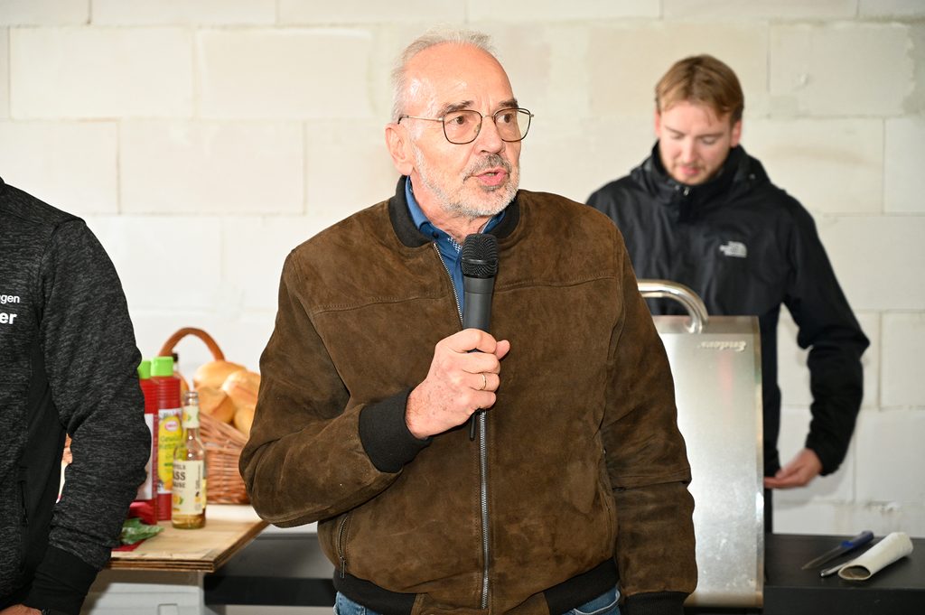Manfred Rechs von der UWV Mechernich erinnerte unter anderem an frühere Diskussionen über Größe und Nutzung des Hauses, die sich nun erledigt hätten. Foto: Henri Grüger/pp/Agentur ProfiPress