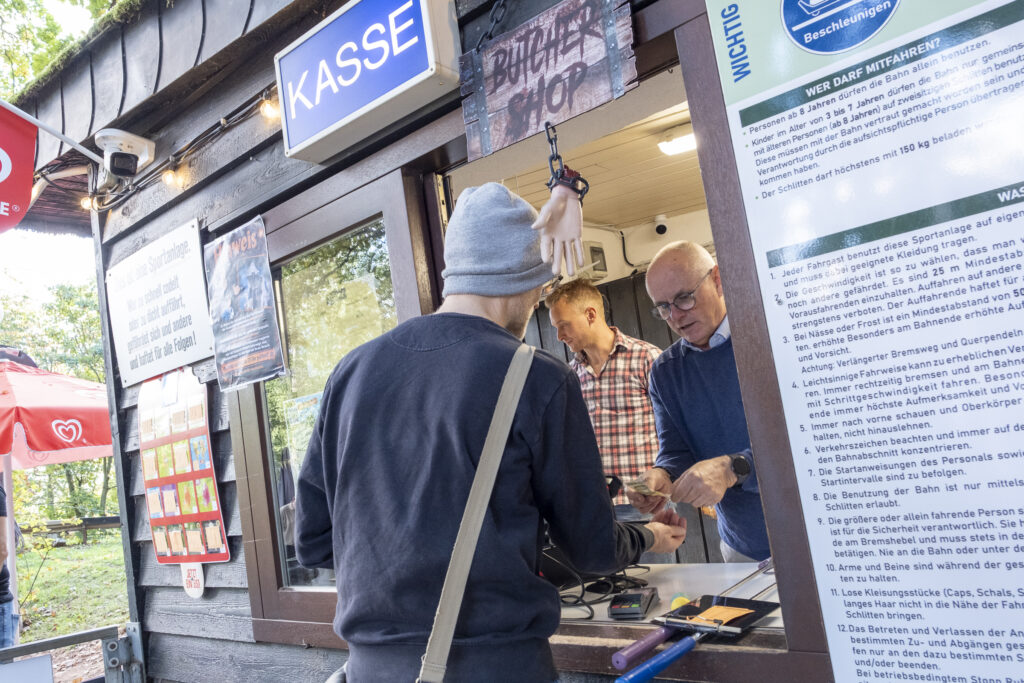 Für den guten Zweck wechselte Stiftungsvorsitzender Ralf Claßen die Seiten und verkaufte an der Rodelkasse Fahrkarten. Jeder Euro kam der Mechernich-Stiftung zugute. Foto: Ronald Larmann/pp/Agentur ProfiPress