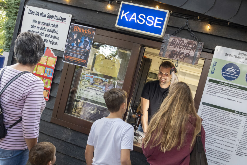Bürgermeister Michael Fingel übernahm die erste Schicht an der Rodelkasse. „Tatsächlich war die erste Eisbestellung die größte Herausforderung“, gestand er nach getaner Arbeit schmunzelnd. Foto: Ronald Larmann/pp/Agentur ProfiPress