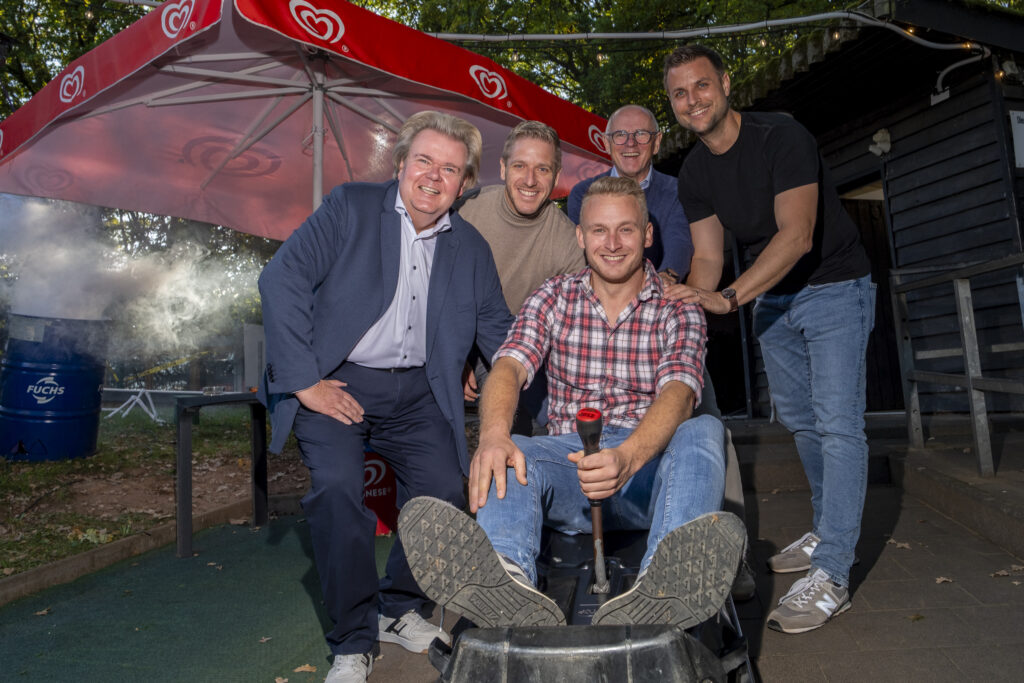 Schub für die Mechernich-Stiftung: Klaus Voussem (v.l.), Markus Ramers, Ralf Claßen und Michael Fingel schieben Roland Barth für den guten Zweck an. Die Benefizaktion auf der Geister-Rodelbahn brachte stolze 3.000 Euro ein. Foto: Ronald Larmann/pp/Agentur ProfiPress