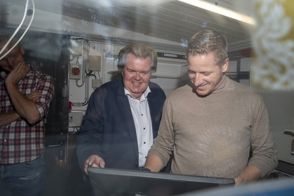 Ungewohnter Arbeitsplatz für zwei Politiker: Landrat Markus Ramers (r.) und Landtagsabgeordneter Klaus Voussem hatten sichtlich Spaß an ihrem Einsatz für den guten Zweck. Foto: Ronald Larmann/pp/Agentur ProfiPress