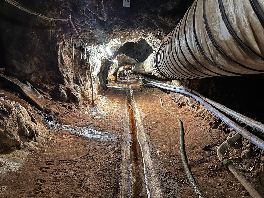 Die Rotkaulstrecke unter der früheren Zentraldeponie Mechernich: Leitungen, Sohle und technische Einbauten zeigen, wie das einst ausgetretene Sickerwasser heute unter Tage gefasst und kontrolliert zu einer eigens dafür entwickelten Umkehrosmoseanlage abgeleitet wird. Foto: Kreis Euskirchen/pp/Agentur ProfiPress