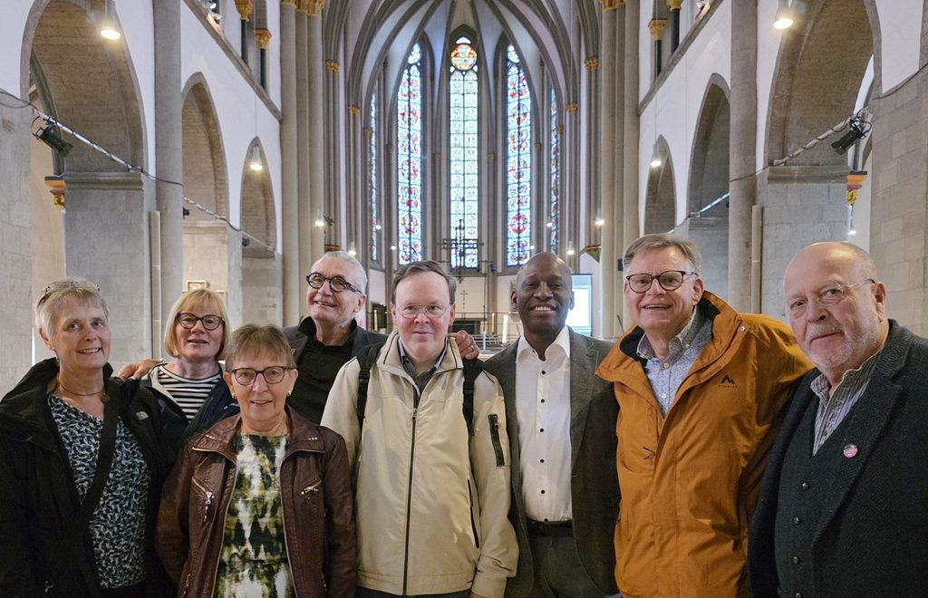 Mitglieder der bereits 1142 gegründeten Sankt-Matthias-Pilgerbruderschaft Mönchengladbach-Stadt begrüßten Pater Elex an seiner neuen Wirkungsstätte. Von links: Angelika Kamphausen, Rita Roth, Brigitte Kleinen, Herbert Hurtz, Stephan Quadflieg, Pater Elex, Präfekt Uwe Roth und Diakon Manfred Lang. Foto: privat/pp/Agentur ProfiPress