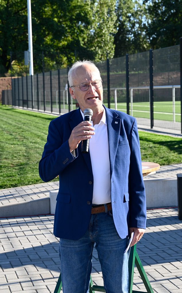 Bürgermeister a. D. Dr. Hans-Peter Schick betonte, dass der Fußball für Kinder und Jugendliche auf den Dörfern eine besondere Bedeutung habe. Deshalb sei der Platz auch eine Anerkennung der guten Nachwuchsarbeit. Foto: Henri Grüger/pp/Agentur ProfiPress