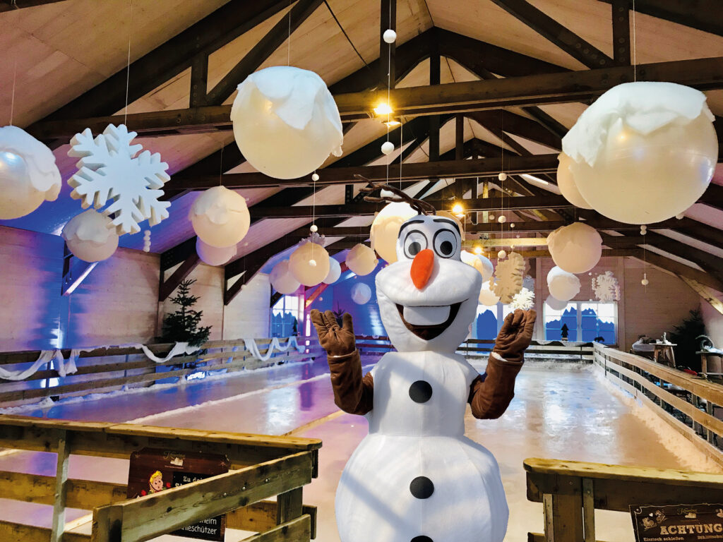 Die Wunschbaum-Aktion startet am Samstag, 14. November, wenn „Der süßeste Schneemann der Welt“, auf dem Krewelshof und der Eisbahn für vorweihnachtliche Stimmung sorgt. Foto: Krewelshof/pp/Agentur ProfiPress