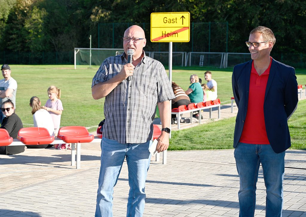 Glehns Ortsbürgermeister Karl-Heinz Seeliger wusste aus eigener Erfahrung, wie fordernd die Eigenleistungen waren. Foto: Henri Grüger/pp/Agentur ProfiPress