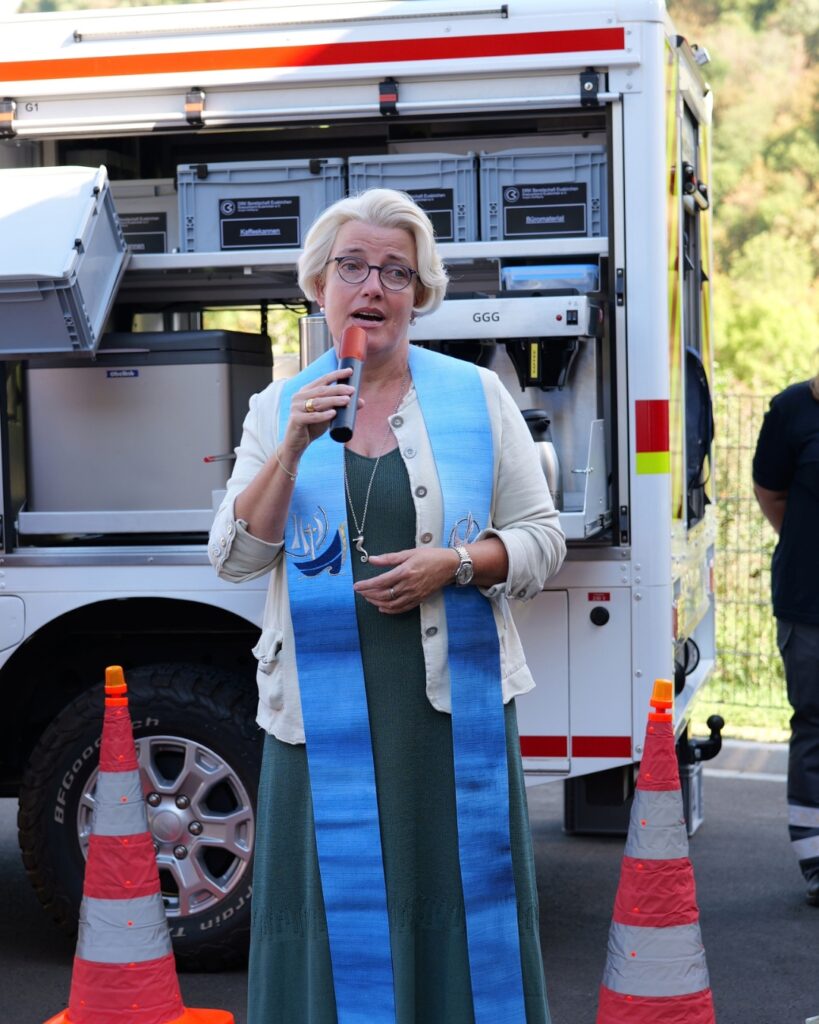 Die evangelische Pfarrerin Elke Smidt-Kulla segnete das neue Rotkreuz-Zentrum und bezeichnete es als „großes Geschenk für Bad Münstereifel und für die Menschen hier in unserer Stadt“. Foto: Alexander Schiffmann/DRK-Kreisverband Euskirchen e.V./pp/Agentur ProfiPress