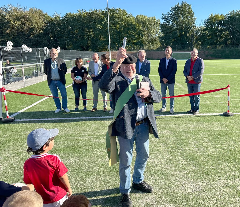 Diakon Manfred „Manni“ Lang, der selbst in drei Vorgängervereinen der SG Rotbachtal Fußball gespielt hatte, stellte bei der Segnung Kameradschaft und Fairness in den Mittelpunkt. Foto: Henri Grüger/pp/Agentur ProfiPress