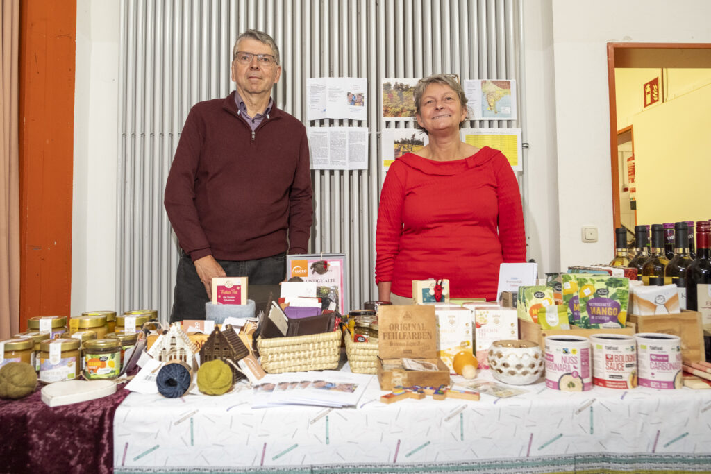 Faire Produkte und Informationen über internationale Hilfsprojekte: Die Eifeler Brunnenhilfe präsentierte sich im Eingangsbereich der Seniorenmesse mit einem vielfältigen Angebot. Foto: Ronald Larmann/pp/Agentur ProfiPress