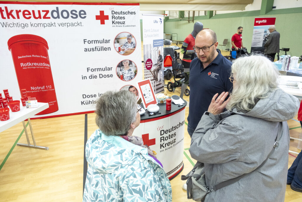 Sicherheit auf Knopfdruck: Patrick Dost vom DRK Kreisverband Euskirchen präsentierte moderne Hausnotrufsysteme, mobile GPS-Notrufgeräte und die Rotkreuzdose, die im Notfall wichtige Infos bereithält. Foto: Ronald Larmann/pp/Agentur ProfiPress