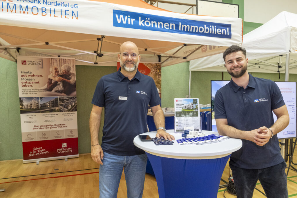 Heute gut wohnen, morgen entspannt leben: Stefan Lippertz (l.) und Roman Johag von EifelLand Immobilien stellten Möglichkeiten vor, wie sich die eigene Wohnsituation rechtzeitig auf das Alter ausrichten lässt. Foto: Ronald Larmann/pp/Agentur ProfiPress