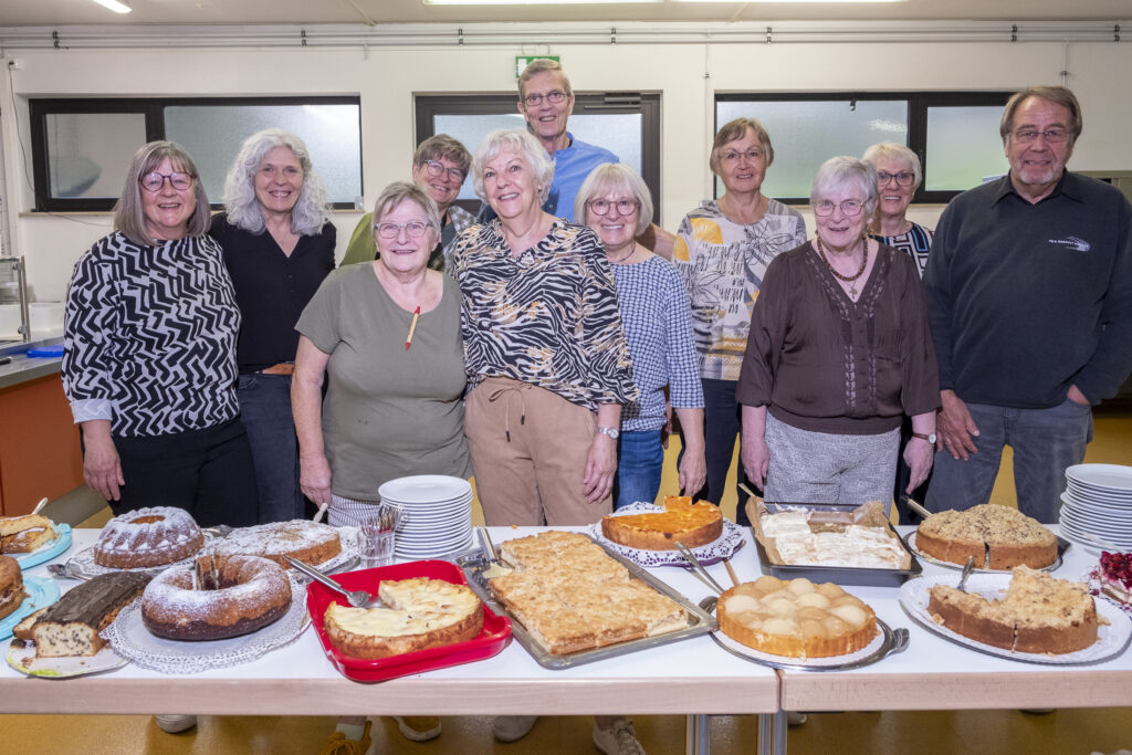 Ein Kuchenbuffet, das sich sehen lassen konnte: Ehrenamtliche aus dem Pastoralen Raum Mechernich sorgten bei der ersten Seniorenmesse für die Bewirtung mit Kaffee und Kuchen. Foto: Ronald Larmann/pp/Agentur ProfiPress