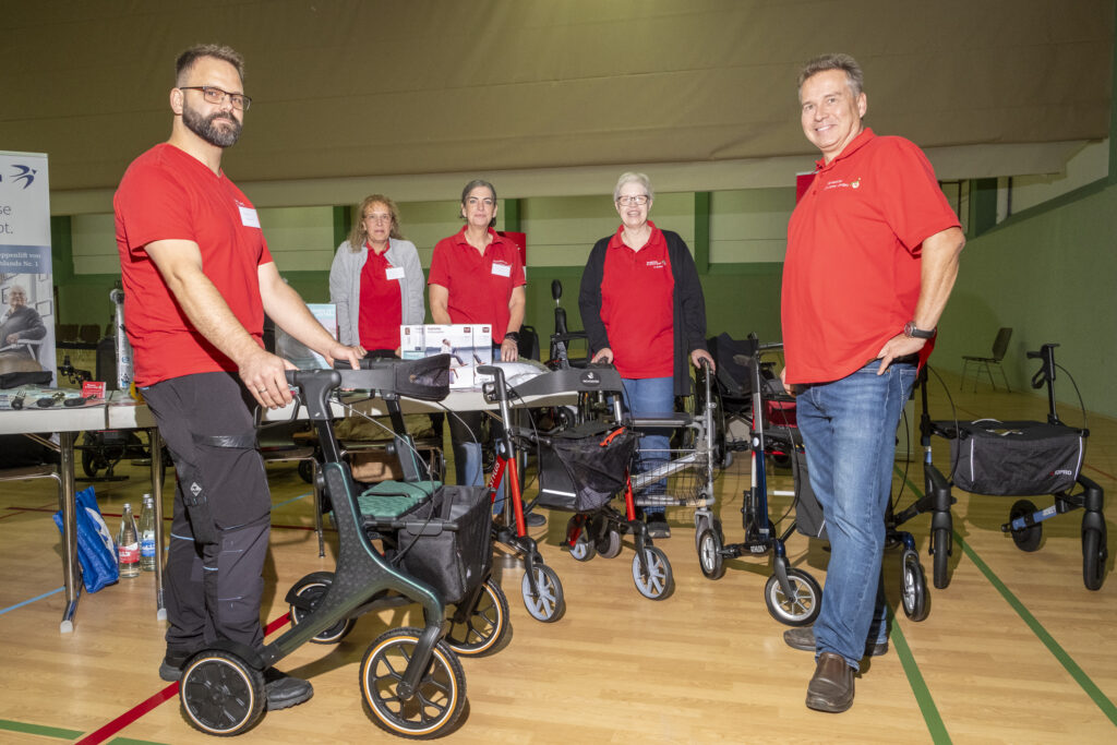 Ein Rollator, der mitdenkt: Dr. Peter Schweikert-Wehner (rechts) und sein Team vom Mechernicher Sanitätshaus präsentierten moderne Mobilitätshilfen wie den KI-gestützten Rollator links. Foto: Ronald Larmann/pp/Agentur ProfiPress
