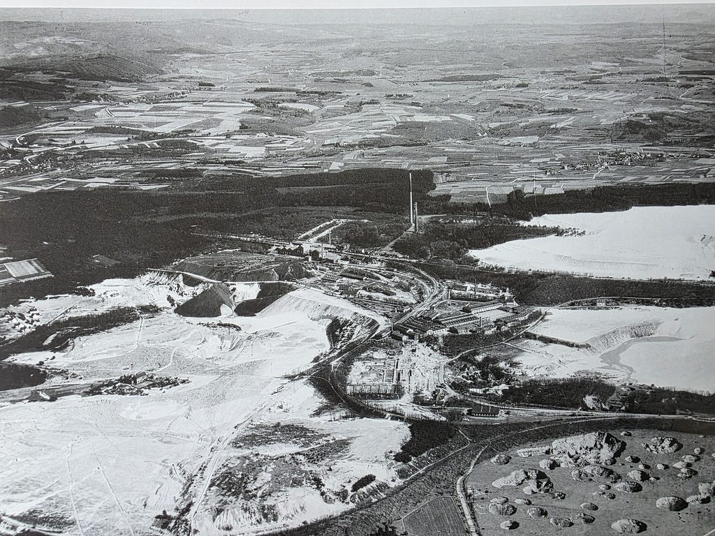 Historisches Luftbild des Mechernicher Bleibergbaus aus dem Jahr 1937: Zu sehen sind Anlagen, Halden und Abbauflächen im Bereich von „Spandau“, lange bevor der frühere Tagebau „Virginia“ später zur Zentraldeponie wurde. Repro: Manfred Lang/pp/Agentur ProfiPress