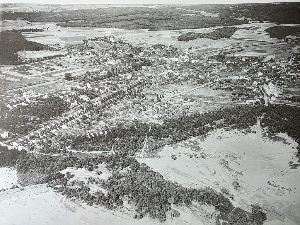 Mechernich und der Bleiberg aus der Luft im Jahr 1937: Das historische Bild zeigt, wie eng Stadt, Bergbau, Haldenlandschaft und spätere Deponiefläche räumlich miteinander verbunden waren. Repro: Manfred Lang/pp/Agentur ProfiPress