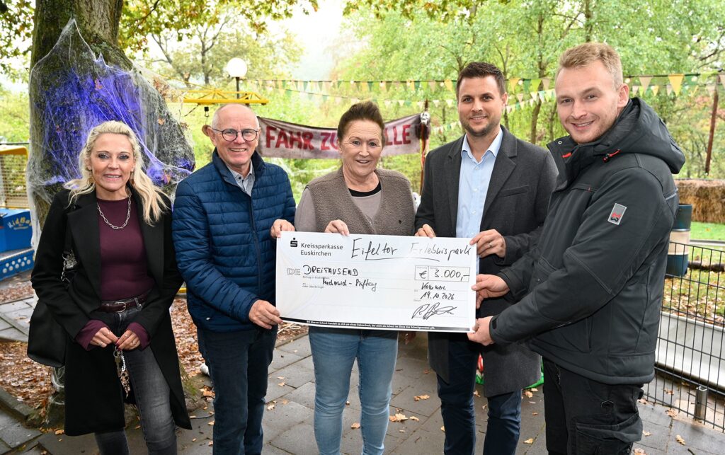 Unglaubliche 3.000 Euro sind beim Benefiz-Rodeln für die Mechernich Stiftung am Kommerner Erlebnispark Eifeltor zusammengekommen. Am Start der schaurigen Strecke feierten das nun (v. r.) Geschäftsführer Roland Barth, der Mechernicher Bürgermeister Michael Fingel, Miteigentümerin Erni Kipp, der stellvertretende Euskirchener Landrat Ralf Claßen und Manuela Holtmeier, persönliche Referentin des Bürgermeisters. Foto: Henri Grüger/pp/Agentur ProfiPress