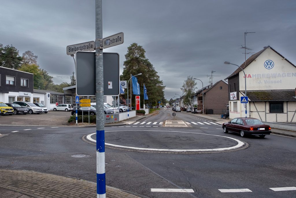 Die Heerstraße wird ab dem Kreisverkehr „Bundeswehr“ in Fahrtrichtung Bahnhof vom 12. bis 14. Oktober einseitig gesperrt. Eine innerörtliche Umleitung ist ausgeschildert. Grund sind Arbeiten an einer Gasleitung. Foto: Ronald Larmann/pp/Agentur ProfiPress