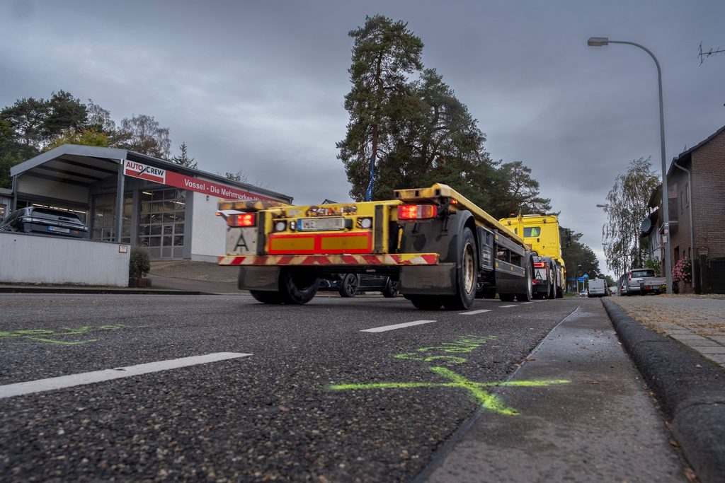 Die Markierungen zeigen an, wo ab Montag gearbeitet wird: Die Heerstraße ist eine wichtige Verkehrsachse in Mechernich. Während der Reparatur an der Gasleitung führt die Umleitung über die Bahnhofstraße und die Turmhofstraße zurück auf die Heerstraße. Foto: Ronald Larmann/pp/Agentur ProfiPress