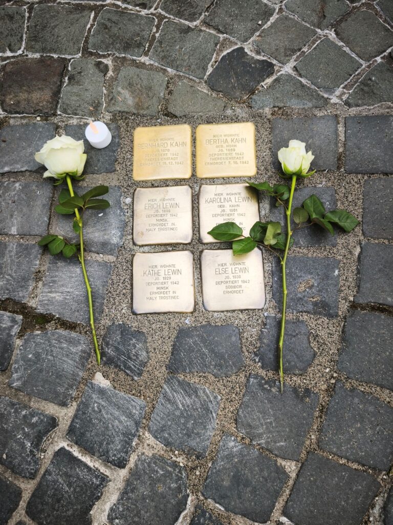Zwei neue Stolpersteine erinnern nun in Herzen Kommerns an das Ehepaar Bernhard und Bertha Kahn. Vier weitere sind Louis Frohwein und seinen drei verschwundenen Kindern gewidmet. Foto: Kerstin Rottland/pp/Agentur ProfiPress