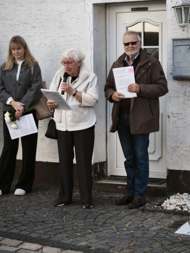 Beklemmende Erinnerungen in der Gielsgasse: Gisela Freier las aus historischen Verzeichnissen über den beschlagnahmten Besitz jüdischer Familien: Matratzen, Küchenschränke und Kommoden wurden erfasst und später an die Nachbarn versteigert. Foto: Kerstin Rottland/pp/Agentur ProfiPress