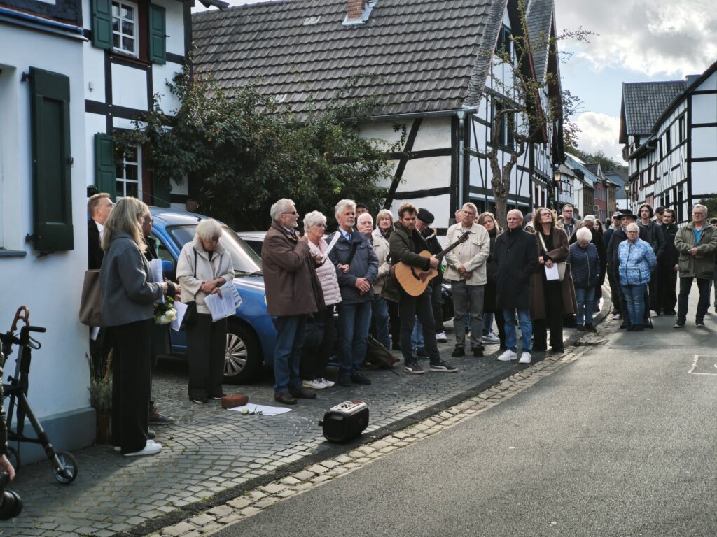 In der Mühlengasse verlas Wolfgang Freier die Rede des verhinderten Bürgermeisters Michael Fingel. Dessen Botschaft: Stolpersteine gehören nicht an den Rand, sondern mitten in die Orte, dorthin, wo die jüdischen Mitbürger einst gelebt haben. Foto: Kerstin Rottland/pp/Agentur ProfiPress