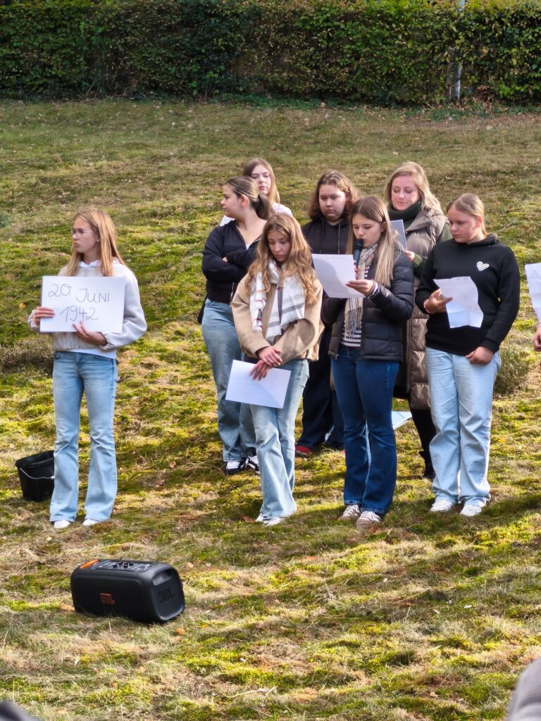 Ein stiller und ergreifender Moment: Schülerinnen und Schüler der Gesamtschule Mechernich verlasen auf dem jüdischen Friedhof die Namen ermordeter jüdischer Kinder aus Kommern und Mechernich legten für jedes Kind einen weißen Stein unter dem Anne-Frank-Baum ab. Foto: Kerstin Rottland/pp/Agentur ProfiPress