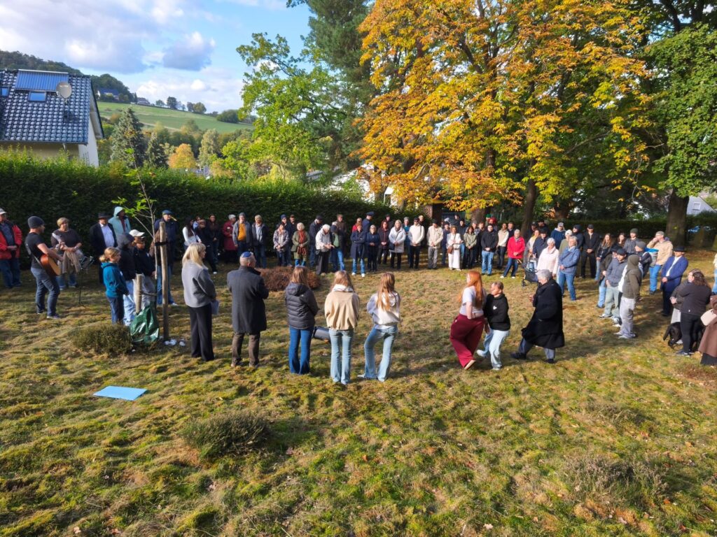 Besonders bewegend wurde es auf der Wiese des jüdischen Friedhofs am Prinzenweg, wo seit 2022 eine junge Kastanie steht, die ein Nachfahre jenes Baumes in Amsterdam ist, den Anne Frank aus ihrem Versteck sehen konnte. Foto: Kerstin Rottland/pp/Agentur ProfiPress