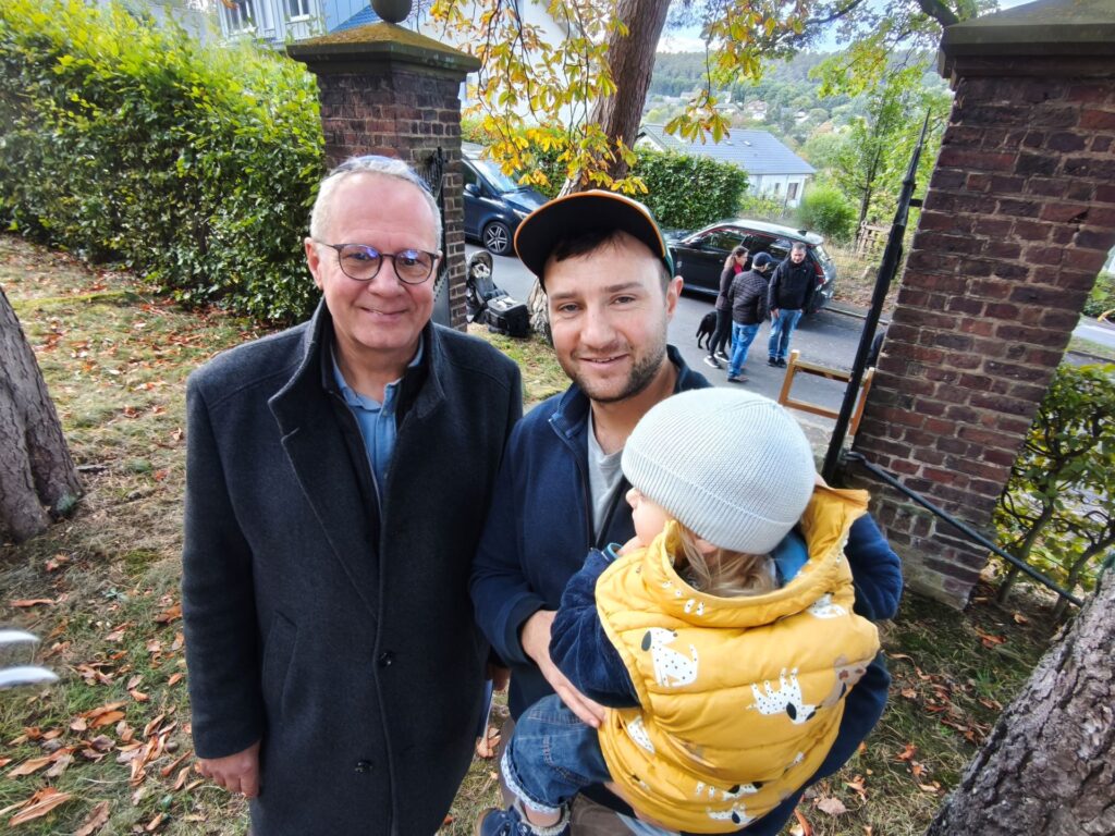 Erinnerung über Generationen hinweg: Der in Amerika aufgewachsene  Robbin Goss (rechts) war mit Söhnchen Arthur zur Stolpersteinverlegung nach Kommern gekommen – zur Freude von Rainer Schulz und seinen Mitstreitern vom Arbeitskreis „Forschen – Gedenken – Handeln“. Foto: Kerstin Rottland/pp/Agentur ProfiPress