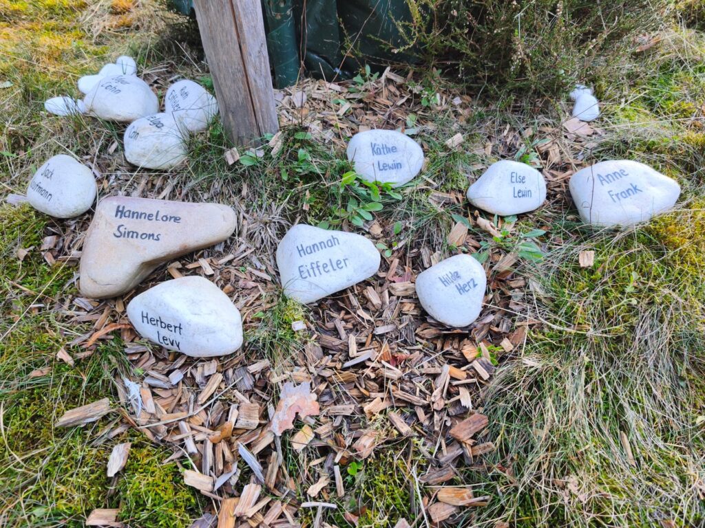 Für jedes einzelne Kind legten die Gesamtschülerinnen und Schüler  einen weißen Stein mit dessen Namen unter der Kastanie ab. Stein um Stein entstand so ein stilles Denkmal. Foto: Kerstin Rottland/pp/Agentur ProfiPress