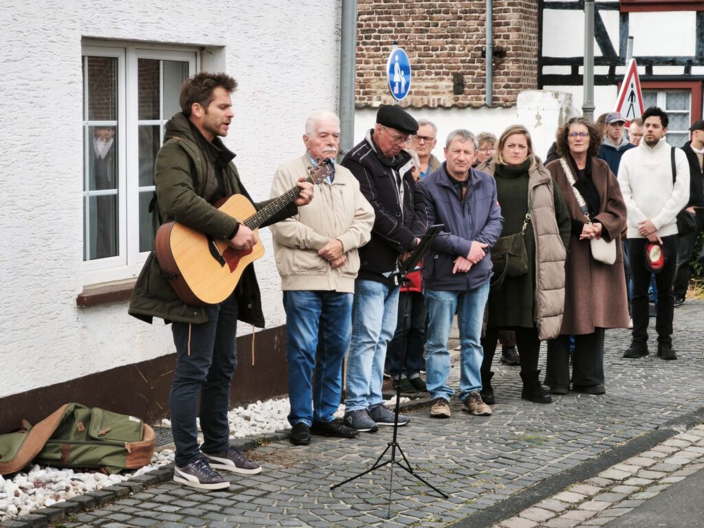 Mit Gitarre und gefühlvoller Stimme begleitete Uwe Reetz das Gedenken an den drei Stationen. Mit „Tears in Heaven“, „Von guten Mächten“ und „Imagine“ gab er der Erinnerung an die Opfer des Nationalsozialismus einen würdevollen Rahmen. Foto: Kerstin Rottland/pp/Agentur ProfiPress