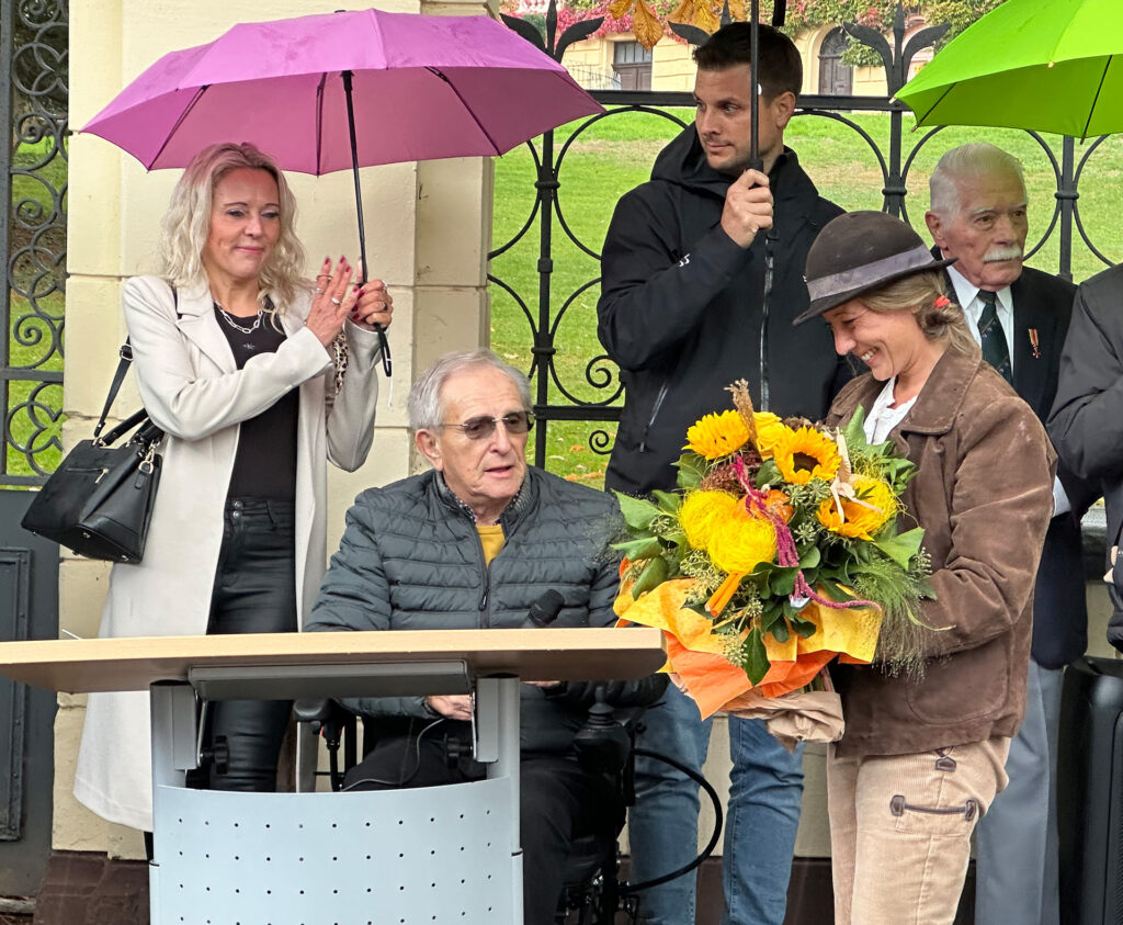 Als kleines Dankeschön für ihre harte Arbeit erhielt Steinmetzmeisterin Ulrike Glaubitz einen bunten Strauß Blumen von Ortsbürgermeister Rolf Jaeck. Foto: Henri Grüger/pp/Agentur ProfiPress