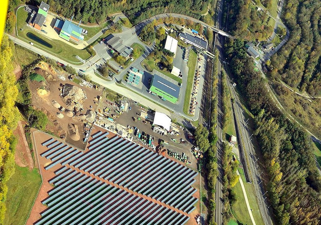 Auf dem Gelände des Abfallwirtschaftszentrums Mechernich ist bereits ein kleinerer Solarpark entstanden, davor der große „Sun Park Kalenberg“. Langfristig soll der frühere Deponiestandort stärker als Energiefläche genutzt werden, auch die renaturierte Mülldeponie soll mit Solarmodulen bestückt werden. Foto: Kreis Euskirchen/pp/Agentur ProfiPress