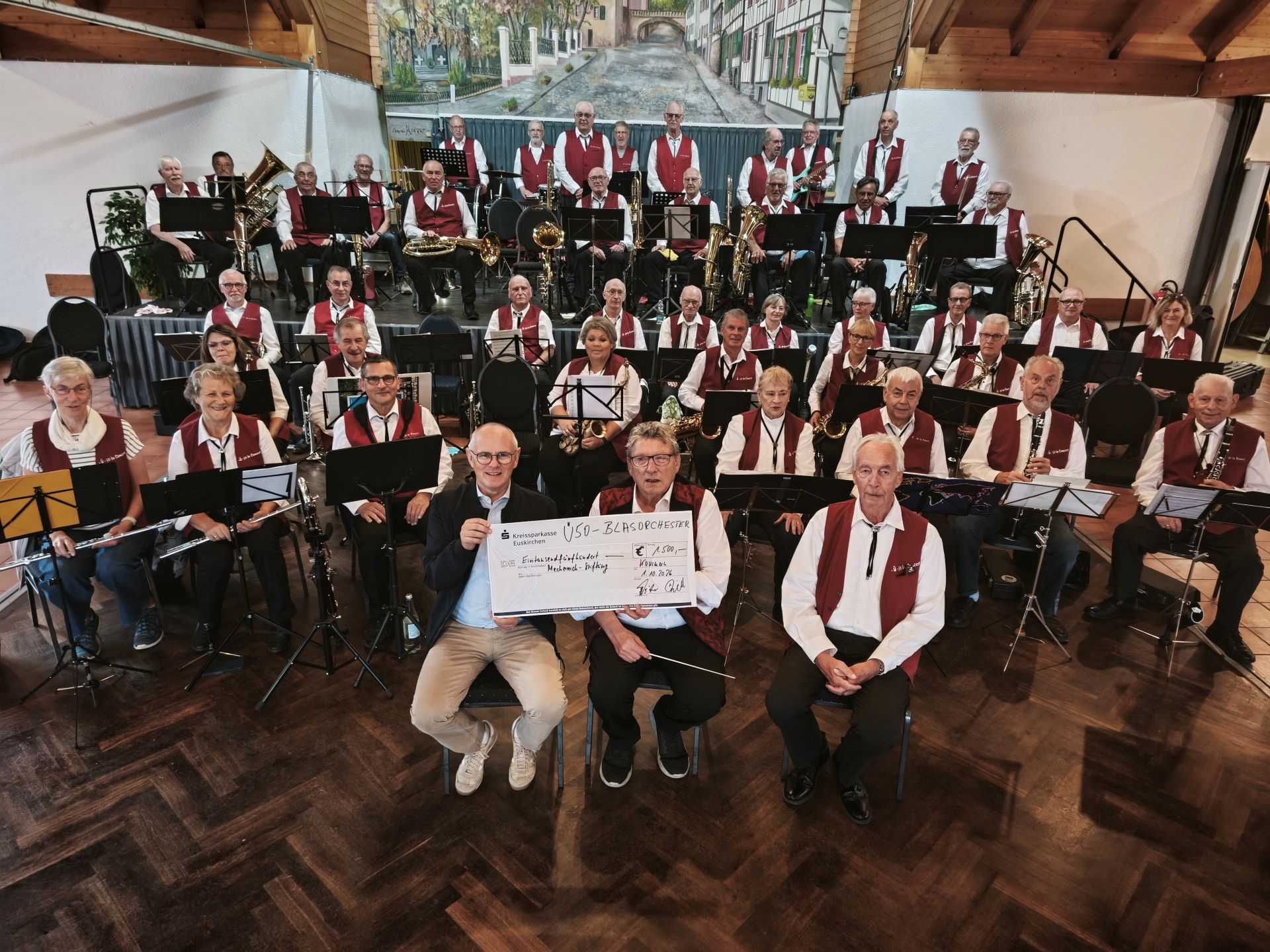 Ralf Claßen nahm den Scheck über 1500 Euro stellvertretend für die Mechernich Stiftung vom Leiter und Dirigent des Ü-50-Blasorchesters Eifel Peter Züll sowie dessen Zweiten Vorsitzenden Walter Schäfer (v.l.) entgegen. Foto: Kerstin Rottland/pp/Agentur ProfiPress
