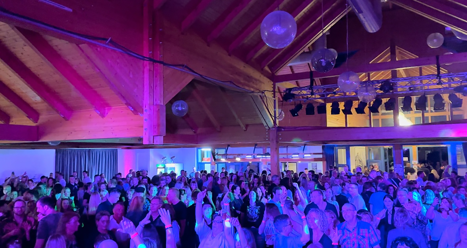 DJ Jörg Grewe und DJ Tom Ley bringen am 10. Oktober mit der Ü30-Party das Gefühl früherer Nächte in die Firmenicher DODO-Festhalle. Foto: X Projekt Eventmanagement/pp/Agentur ProfiPress