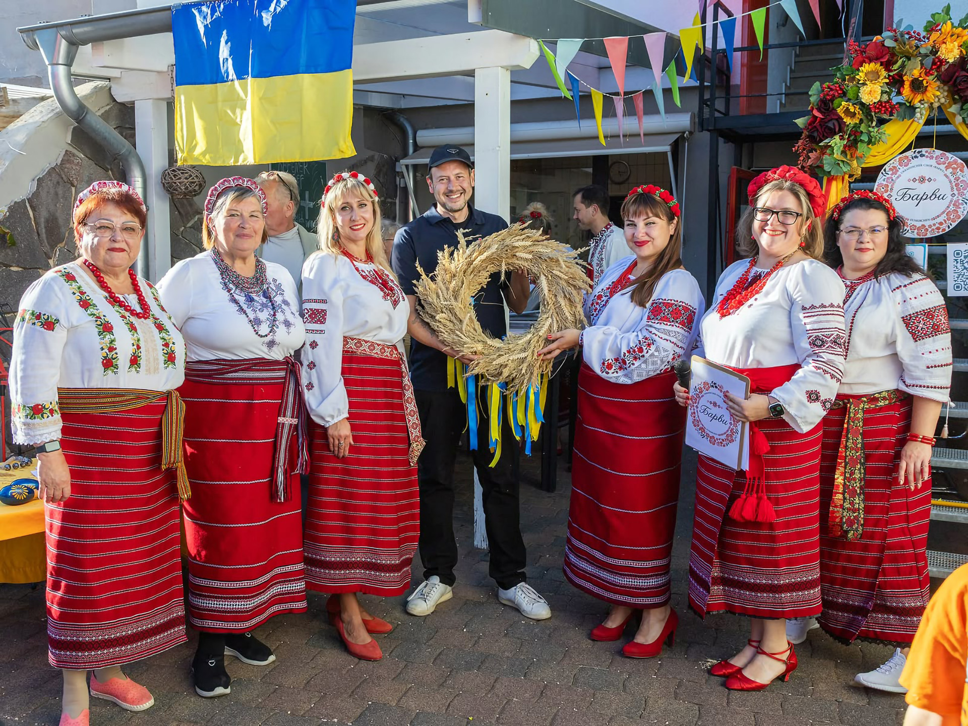 Der Ährenkranz erinnert an die ukrainische Erntetradition. Ein während des Festes gebundener Kranz wurde Thomas Weber stellvertretend für das Team Migration / Integration des DRK-Kreisverbands Euskirchen überreicht. Foto: Anatoly Moskalets/pp/Agentur ProfiPress