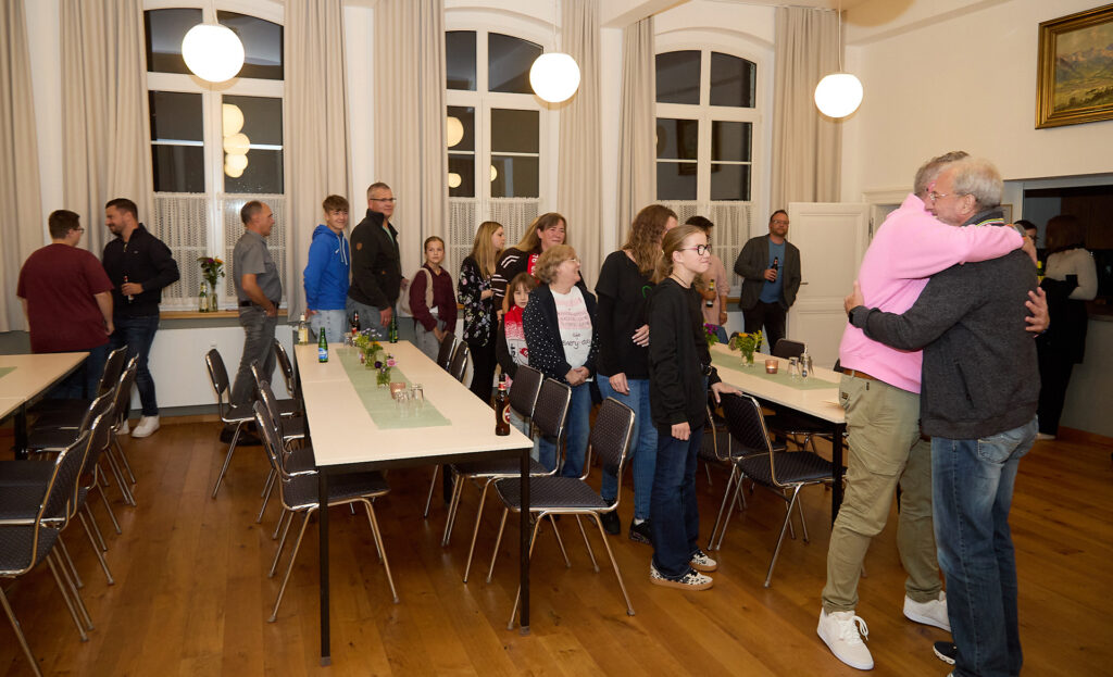 Rund 50 Vereinsmitglieder waren gekommen und standen Schlange, um Hoß gemeinsam zu verabschieden. Foto: Stephan Everling/pp/Agentur ProfiPress