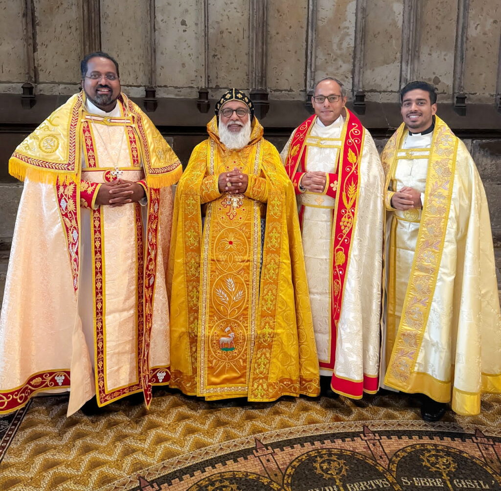 Vier Vertreter der syro-malankarischen katholischen Kirche nach der Jubiläumsmesse im Kölner Dom: von links Chorbischof Santhosh Thomas Koickal, Koordinator der syro-malankarischen Gemeinden in Deutschland, Moran Mor Baselios Kardinal Cleemis Catholicos, Großerzbischof von Trivandrum und Oberhaupt der syro-malankarischen katholischen Kirche, Father Jaison Thazhathil, Generalsuperior der Communio in Christo in Mechernich, und Father Subin, der derzeit als indischer Gastpriester im Mechernicher Mutterhaus lebt. Foto: Communio in Christo/pp/Agentur ProfiPress