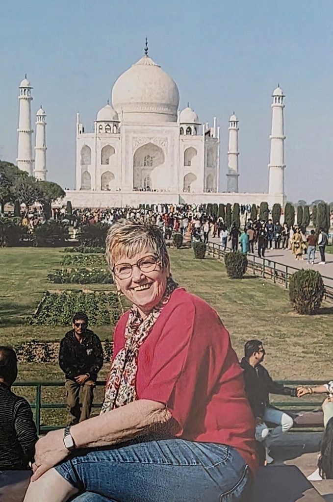 Natürlich durfte eines der berühmtesten Bauwerke der Welt nicht fehlen: Karin Raths vor dem Taj Mahal in Agra, einer der ersten großen Stationen der zweiwöchigen Indien-Rundreise. Foto: Privat/pp/Agentur ProfiPress
