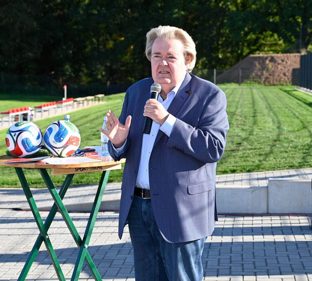 Den Spielerinnen und Spielern wünschte der Landtagsabgeordnete Kalus Voussem viel Freude und sportlichen Erfolg – dem Verein rief er zu: „Feiern Sie schön, Sie haben es verdient.“ Foto: Henri Grüger/pp/Agentur ProfiPress